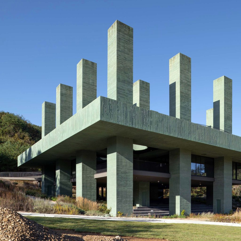 “Obelisk-like” columns rise through restaurant in botanical garden