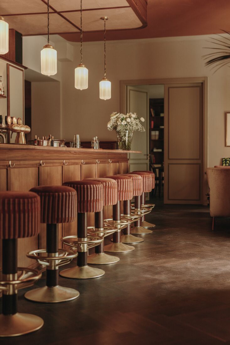 midcentury references appear in the bar by way of warm lighting and a restraine 20