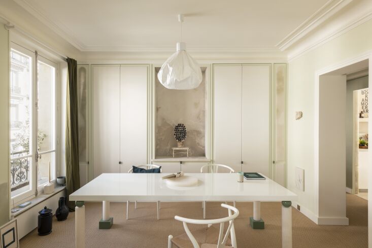 opposite the sitting area is a large dining table, the table de repas mosaico b 23