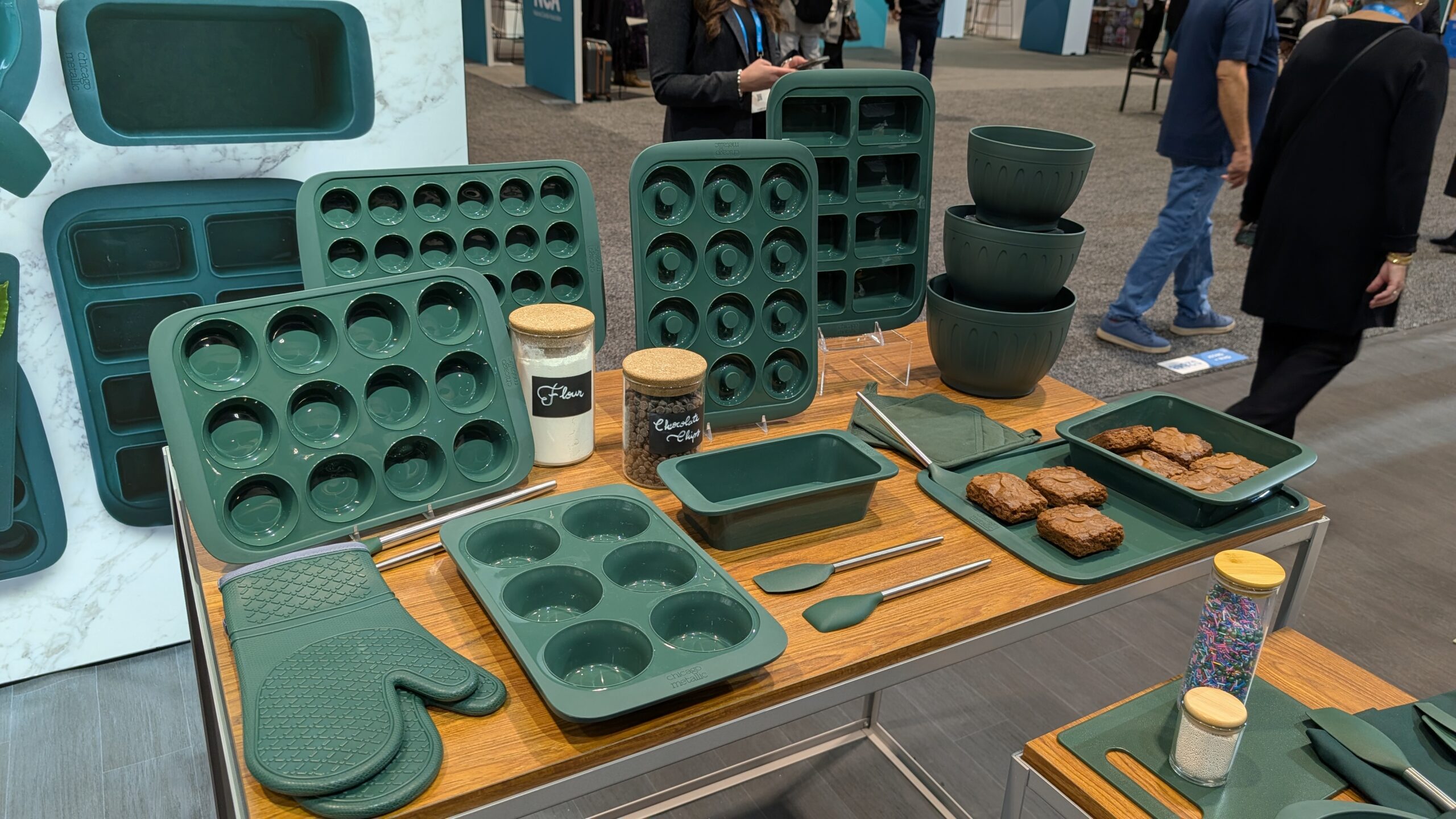 silicone bakeware. chicago metallic. cmbakeware.com