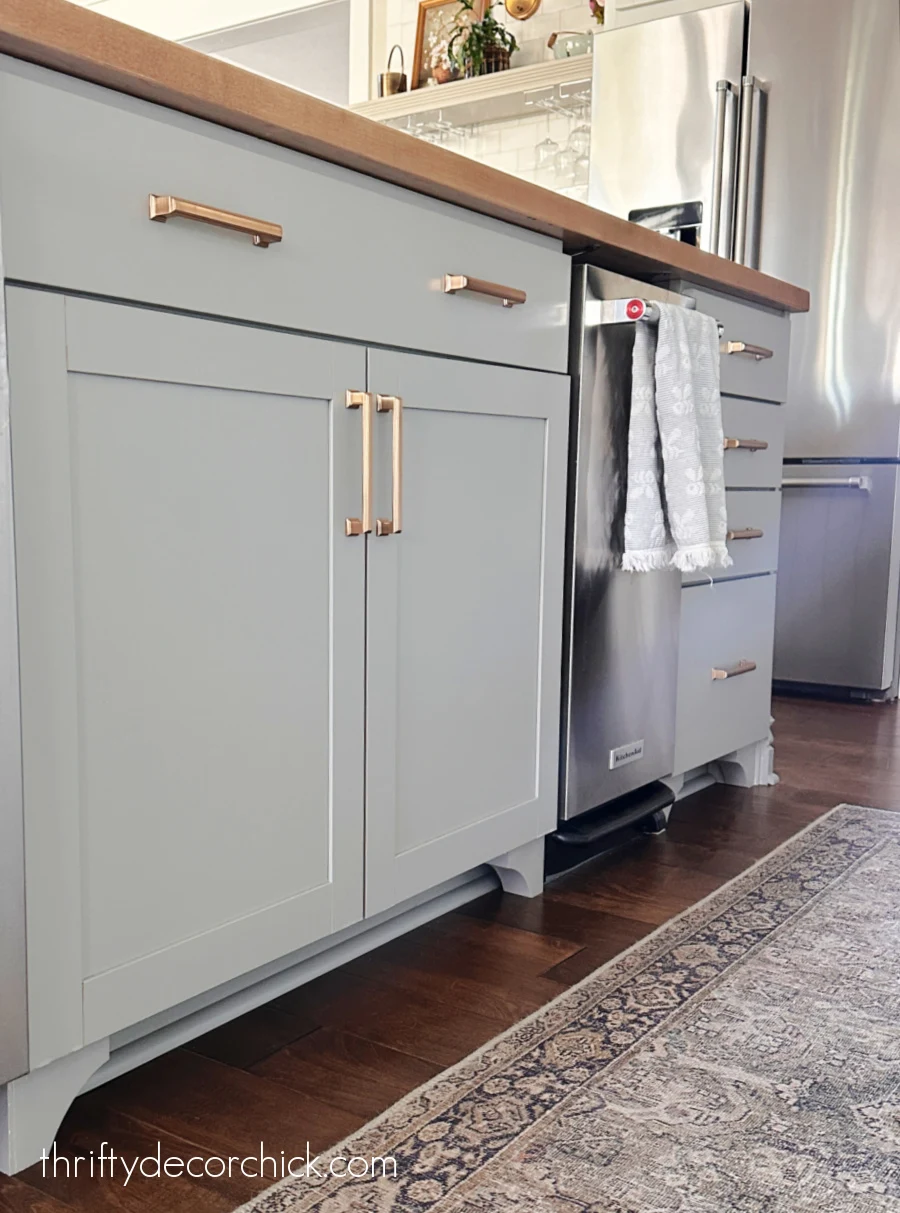 how to update basic cabinets with diy furniture feet | thrifty decor chick 10 diy cabinet feet kitchen island