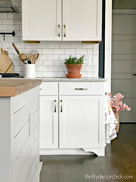 how to update basic cabinets with diy furniture feet | thrifty decor chick 15 diy cabinet feet with corbels