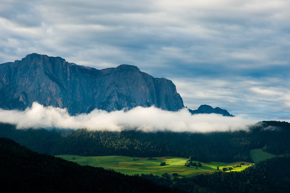 Best Of: Skyward Huts Aligning with Heavenly Serenity = Cosmic Respite