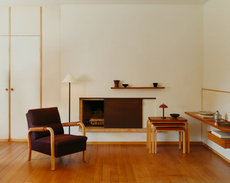 the eave floor lamp sits behind the artek model 48 chair. the dune portable tab 20