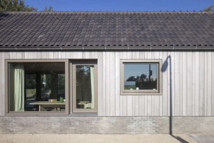 the western red cedar siding of the house is finished with a natural wash to ã 19