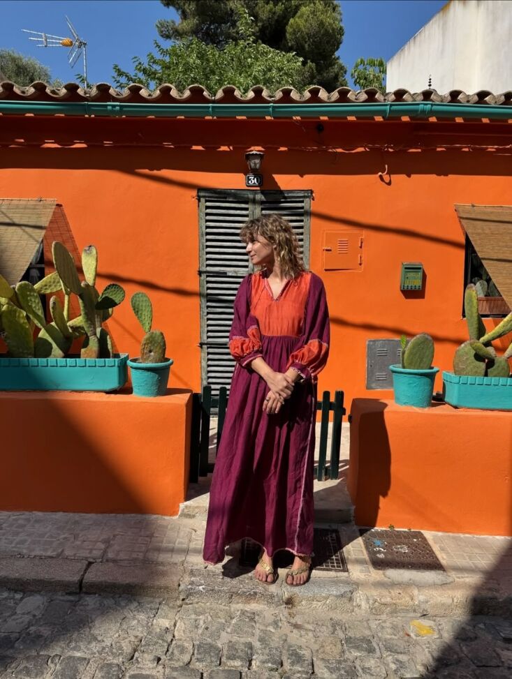 benedicte lux wears her signature serafína dress at a friend