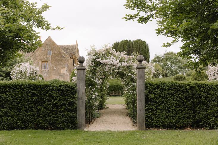 isabel and julian bannerman's exquisite garden at ashington manor