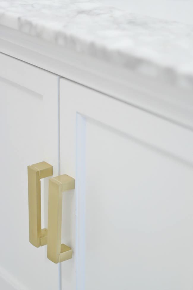 here's a detail shot of the new cabinets and pulls.