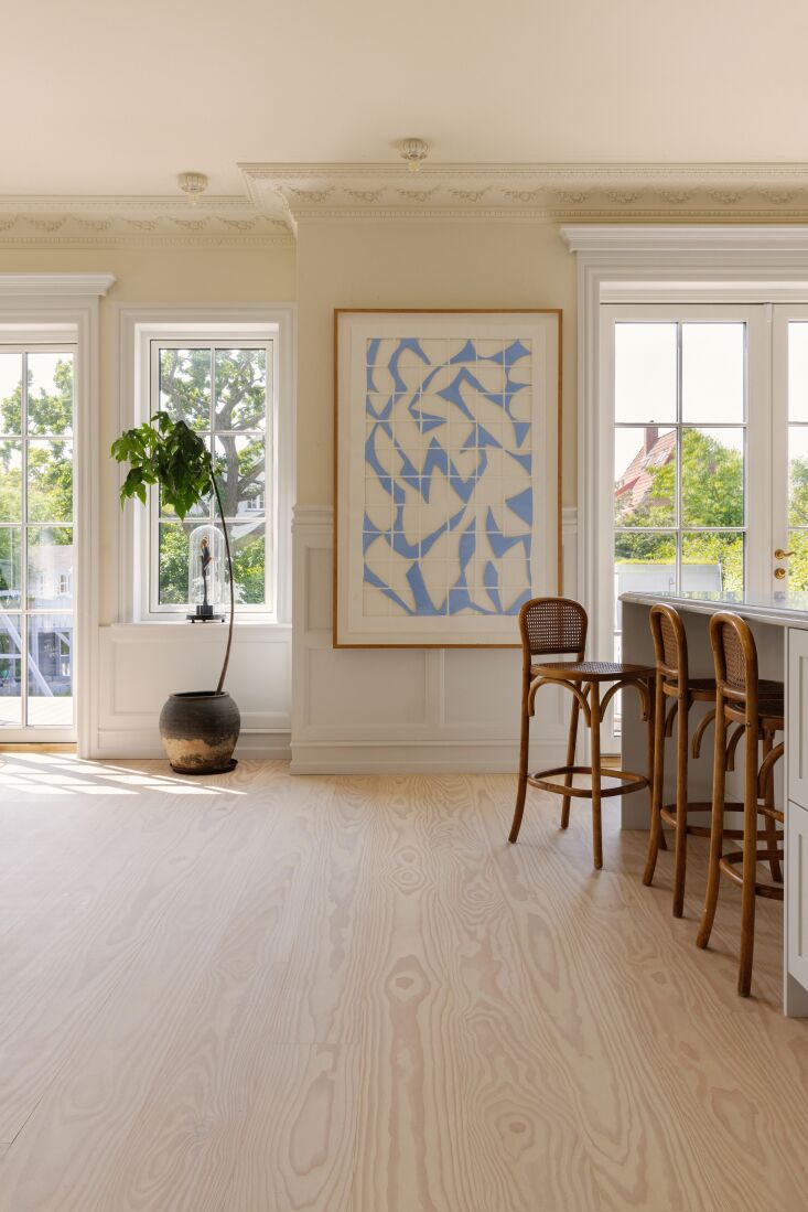 the kitchen island is kitted with rattan barstools from ellos home. 20