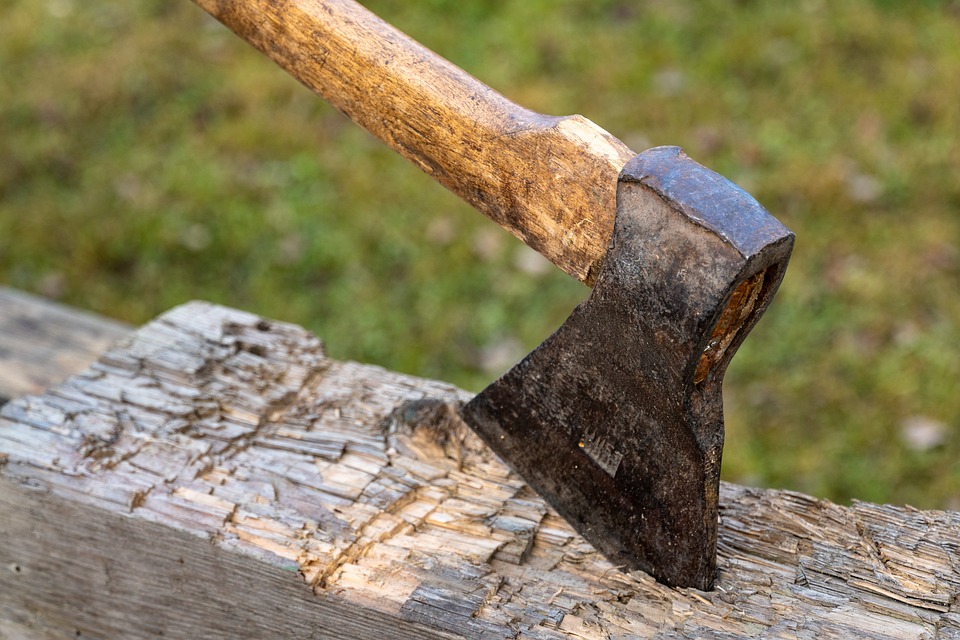 Eco How-To: Sculpting Wind Chimes from Riverstone Fragments