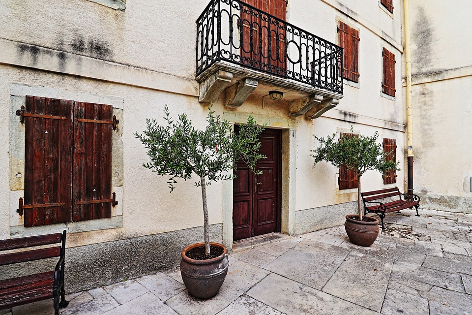 Eco How-To: Reclaimed Wood and Wind-Kissed Containers