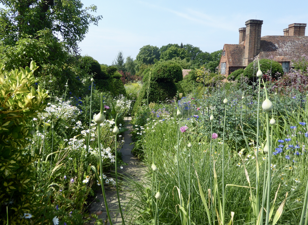 10 Ideas to Steal from English Cottage Gardens