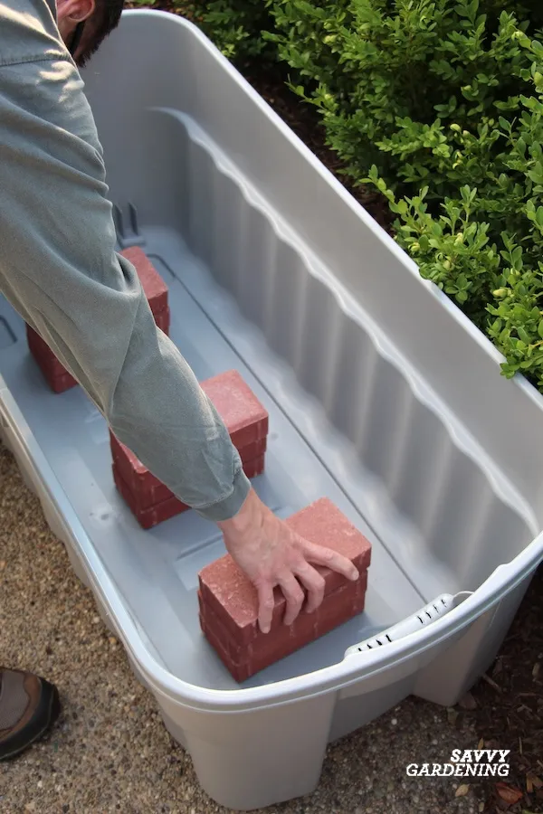 how to make a diy self-watering planter in 10 minutes