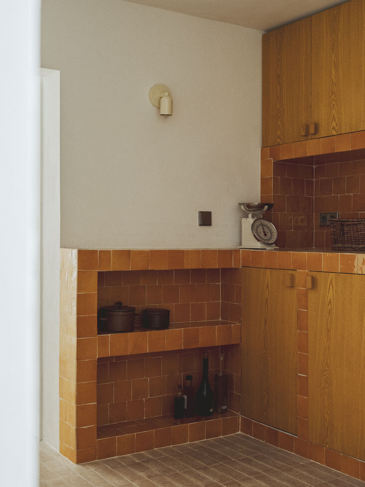 warm zellige tiles paired with warm wood. a fixed down sconce in bone from in c 23