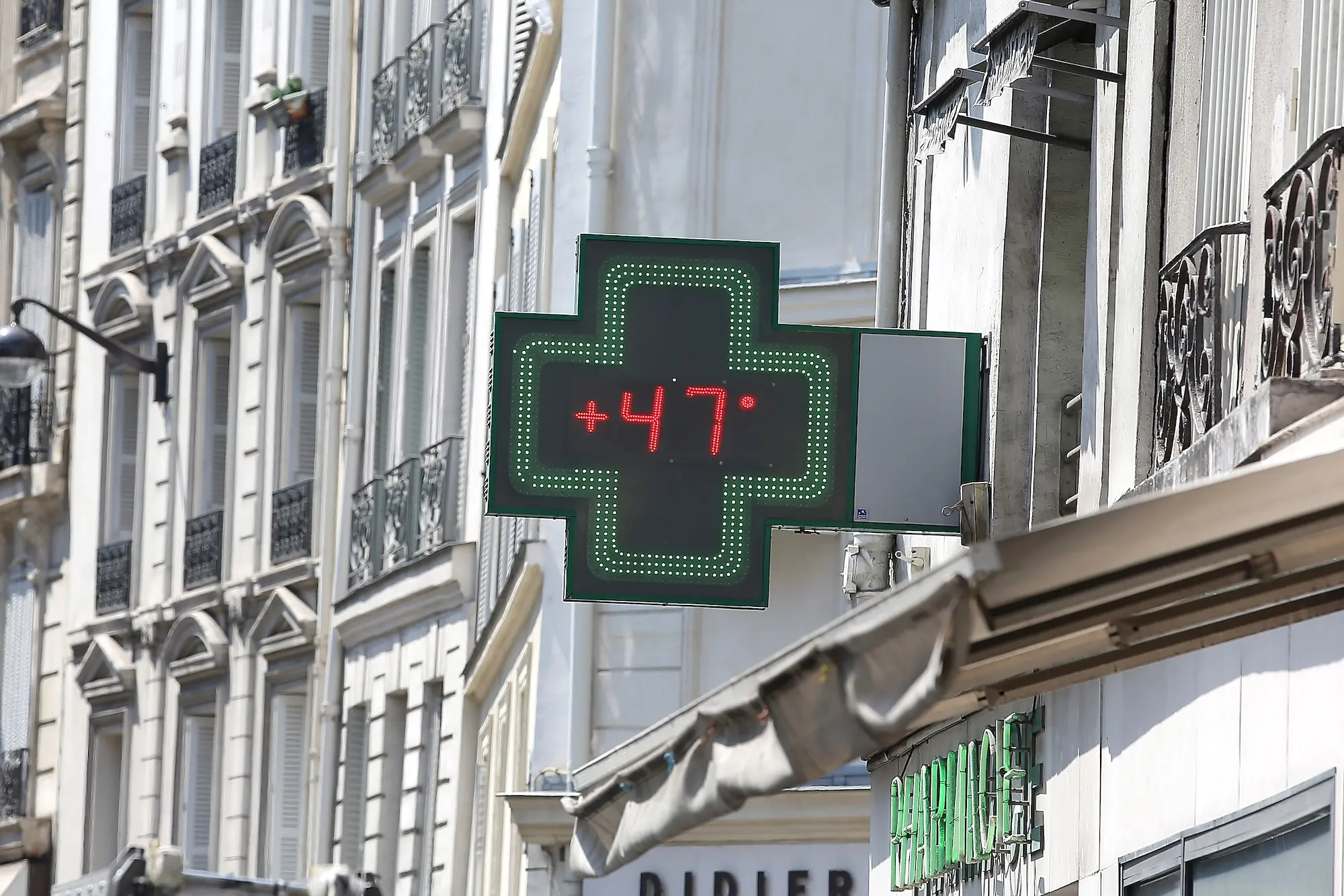 a sign over a pharmacy says 47 degrees c