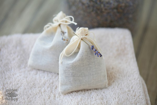 how to make natural laundry fresheners with lavender dryer bags