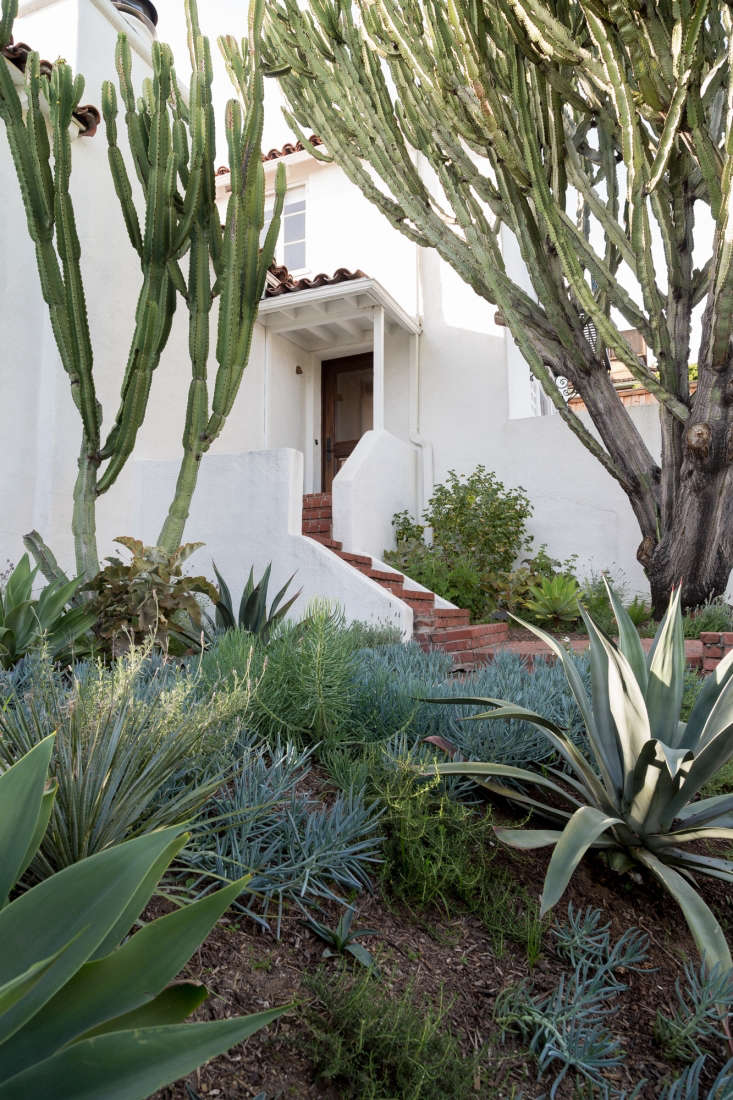 the front entryway, up a brick stairway, is hidden from the street.