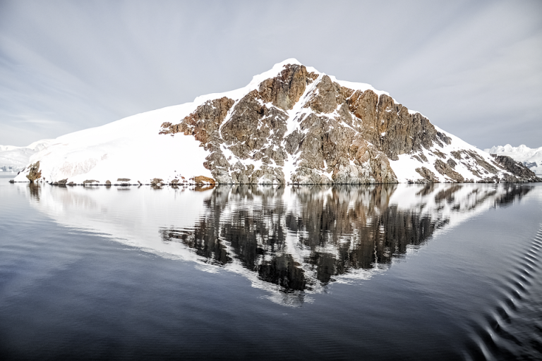 Poetic Guide: Swirling Mists of Snowcapped Retreats