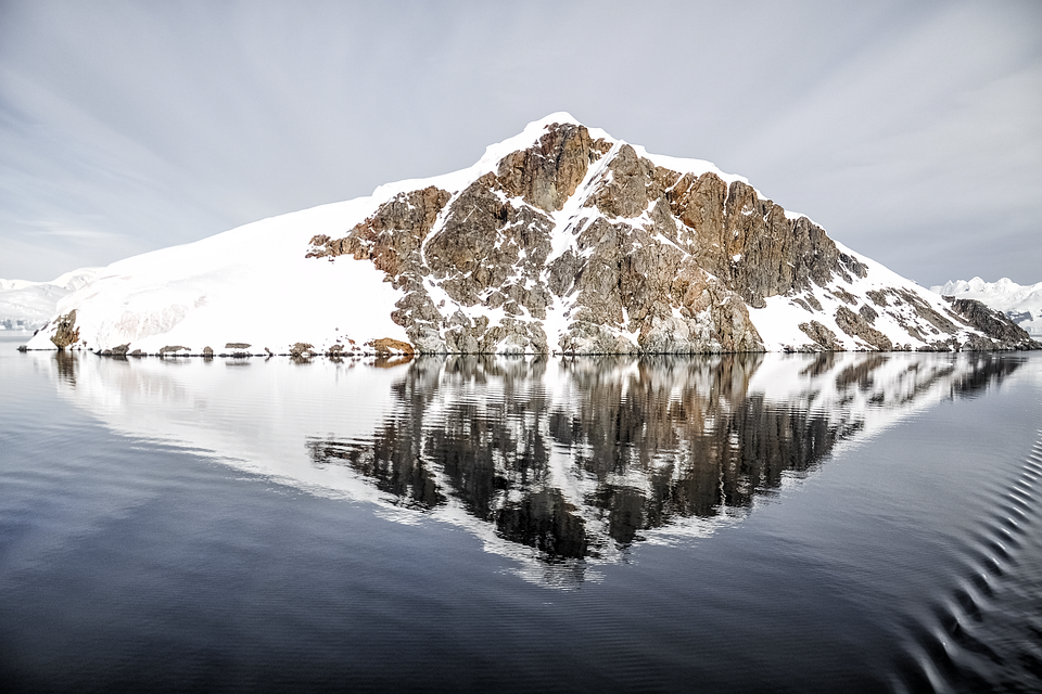 Poetic Guide: Swirling Mists of Snowcapped Retreats